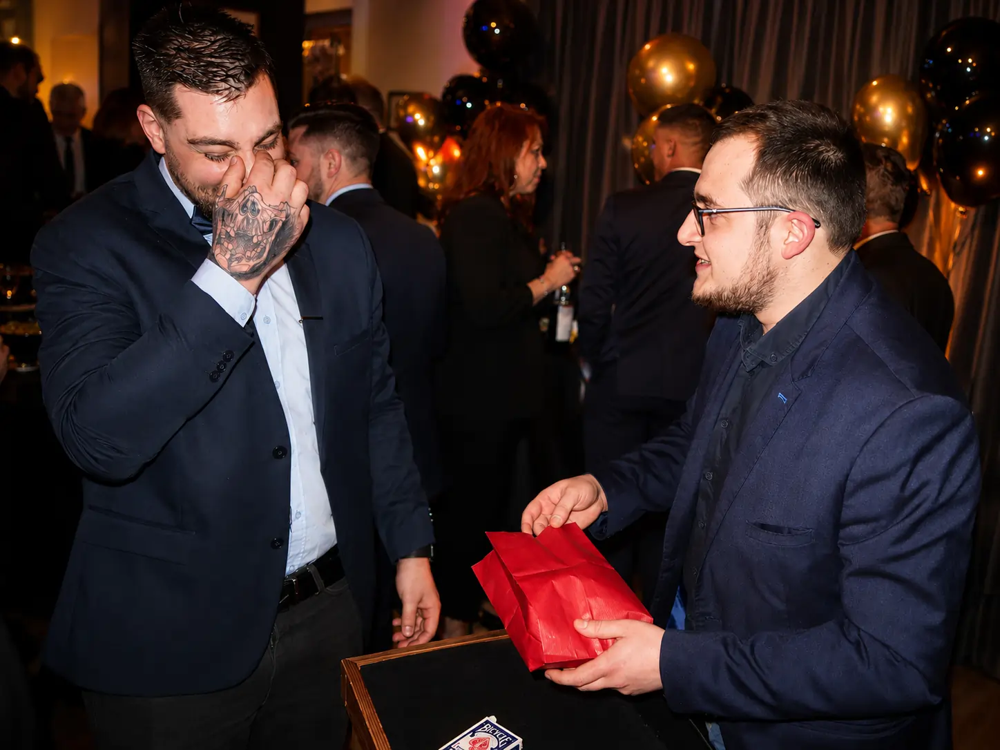 Magicien close-up entreprise à Arras, moment de magie avec des invités lors d’un événement professionnel.