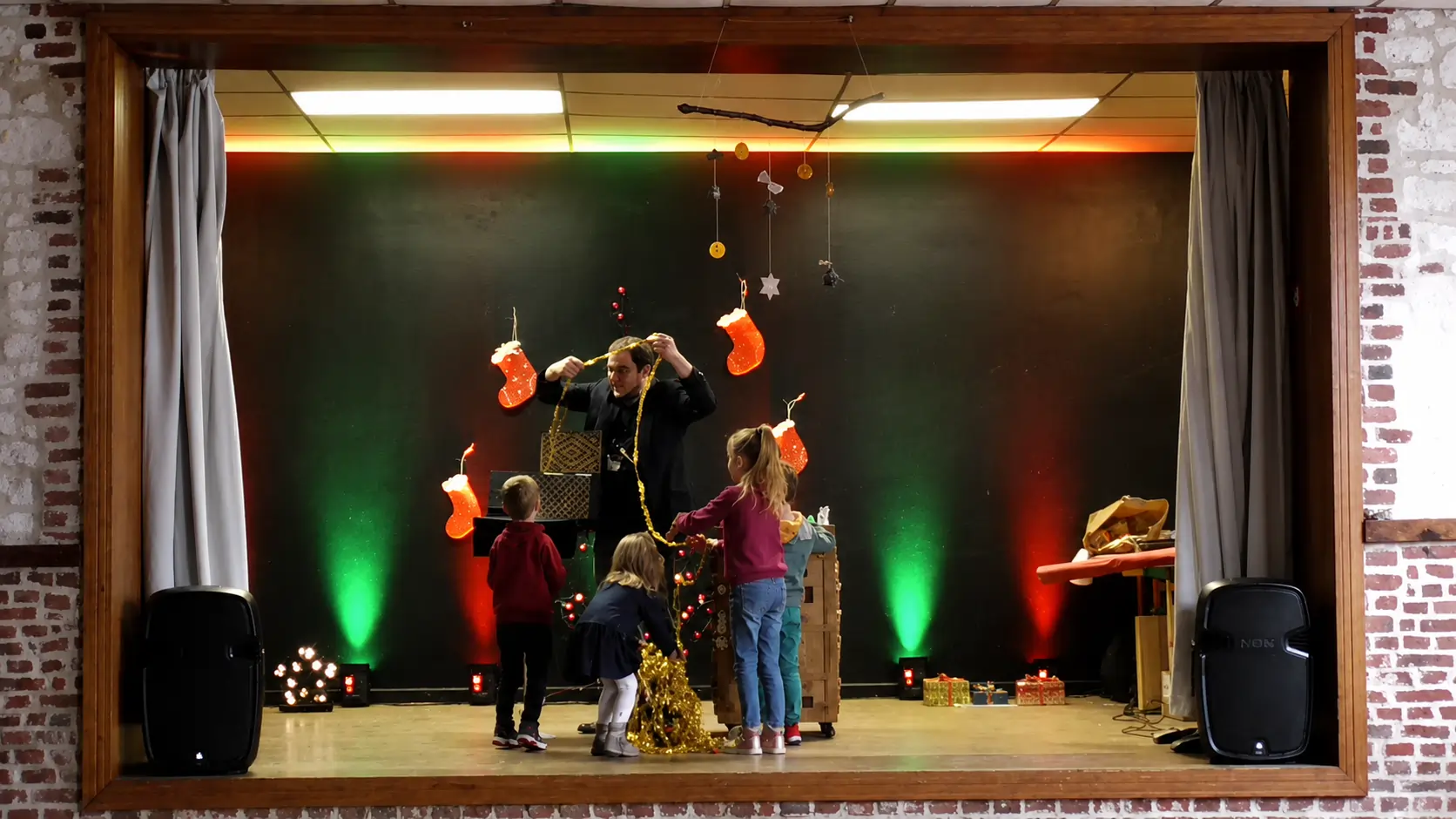 Spectacle magie Noël Arras pour enfants avec décor féerique et participation du jeune public